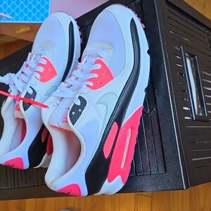 NWT Men's"Nike Air Max 90" in white/Silver/Pink/Black. Size 12 Left